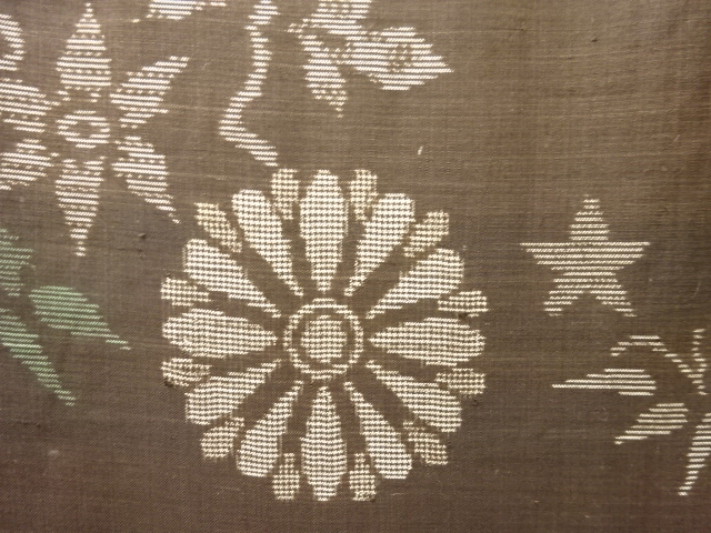 アンティーク　花模様織出し本場泥大島紬着物